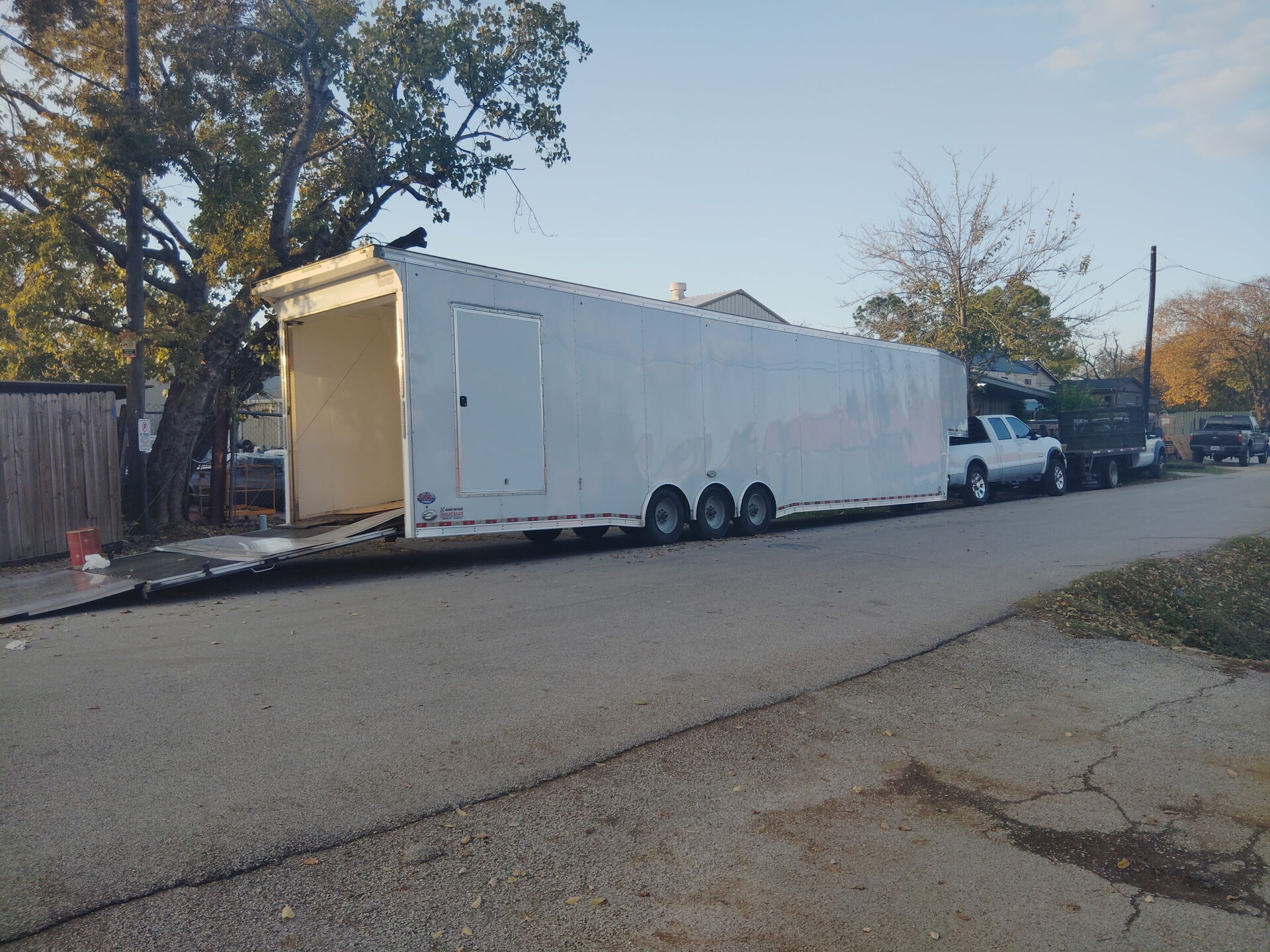 Enclosed vehicle transport trailer